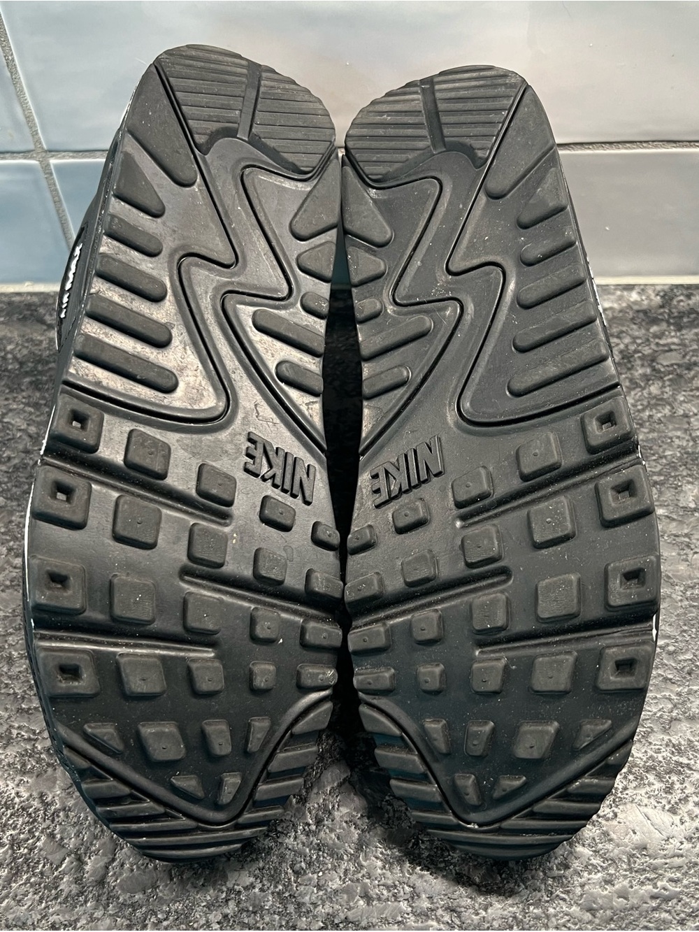 Nike Air Max Woman’s Black & White Low-Top Sneakers size 9.5 - Picture 7 of 9